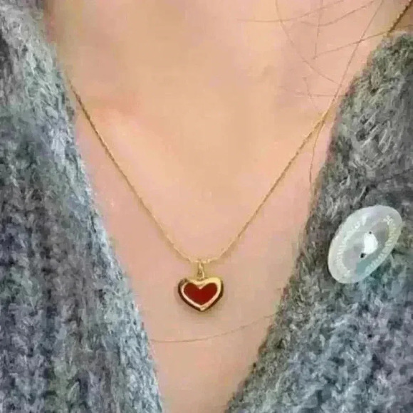 Heart Pendant Necklace in a delicate gold chain - Picture 1 of 3